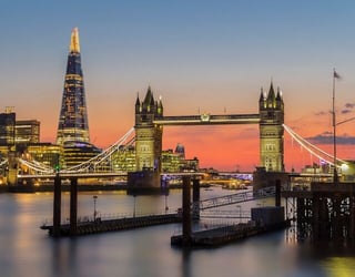 Exploring London at sunset during an internship abroad.